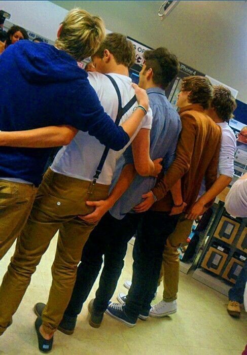 TinyElephantM's tweet photo. Unidas como en los viejos tiempos 🤍
Liam’s body 
Cuerpo de Liam
Hotel Fall
Fotos de Liam
Body death
#RIPLiam #RIPLiamPayne
#Liam_Payne #LiamPayne #LiamPayneForever 
Liam corpo https://t.co/d5ZHl1cbjO
