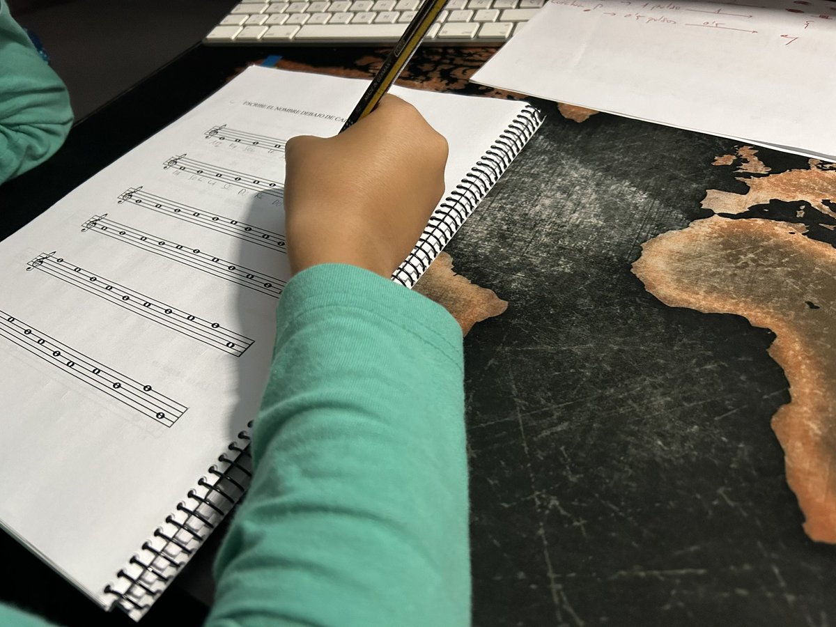 UrsulaMusica's tweet photo. Compartir afición con mi sobri pequeño, es otro nivel. Mi pequeño 🎺. 🎼 https://t.co/Qkrnewe6vR