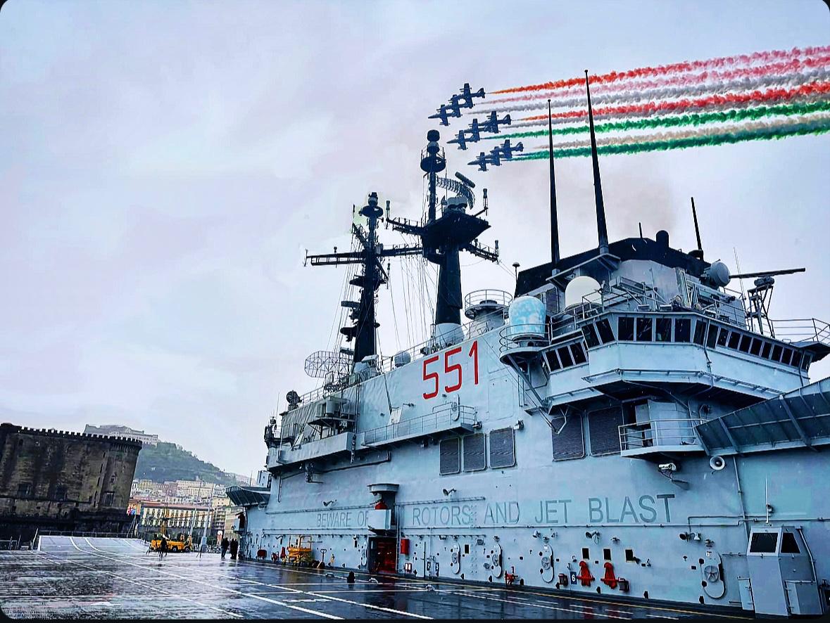 MinisteroDifesa's tweet photo. #G7Italy
#NaveGaribaldi nel porto di Napoli e personale #MarinaMilitare in occasione del @G7 Difesa https://t.co/f28f0WbvTI