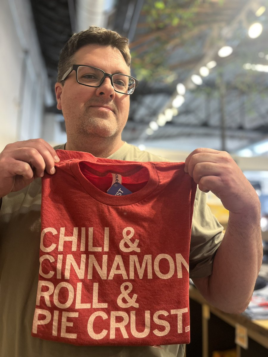 ngcitycafe's tweet photo. Piezon’s pies this week:
Pumpkin Praline
Peach Crumb
Chocolate Cream
Peanut Butter
Butterfinger
Have a great weekend!
#newmangrove #pierun #caferoadtrip #100thingstodoinnebraskabeforeyoudie #chiliandcinnamonrolls https://t.co/CUtX6gxHg7