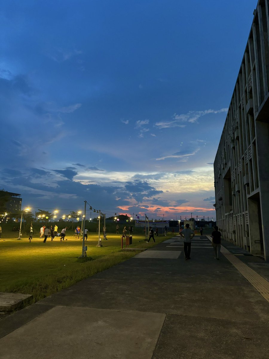 arhamyum's tweet photo. i am all about those NLUN skies https://t.co/JMPZRRWuvr