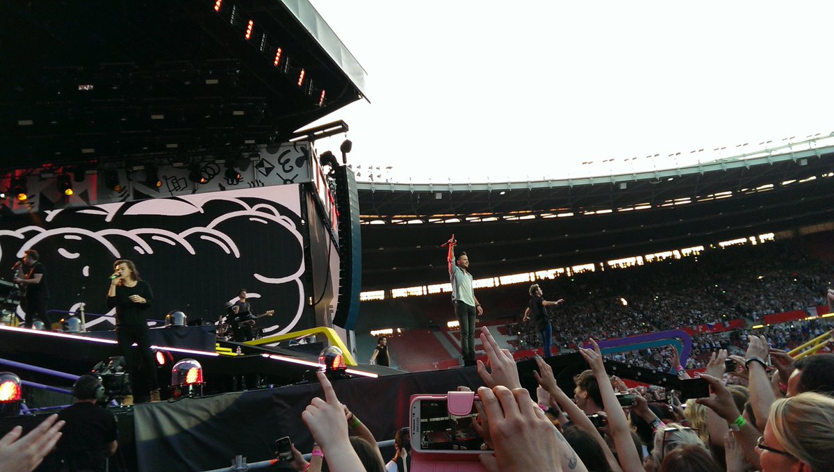 Anja_1Direction's tweet photo. I’ve still have no words 🥺🥺🥺
#LiamPayneForever 

I found videos and pictures from One Direction concert back to 2015 (On the road again tour Vienna) ❤️💔 https://t.co/N8RczDf12Z