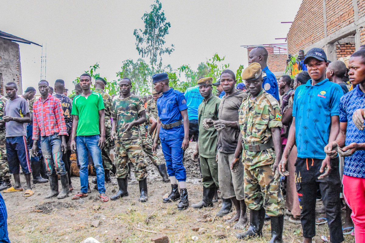 RTNBurundi's tweet photo. @BubanzaProvince Le Ministre @TribertMutabazi salue le dévouement des habitants de #Buringa pour la construction d'un centre de santé. Il les encourage et leur demande de travailler en coopératives, comme le Président de la République @GeneralNeva l'a toujours conseillé. https://t.co/ZregxxuzO0