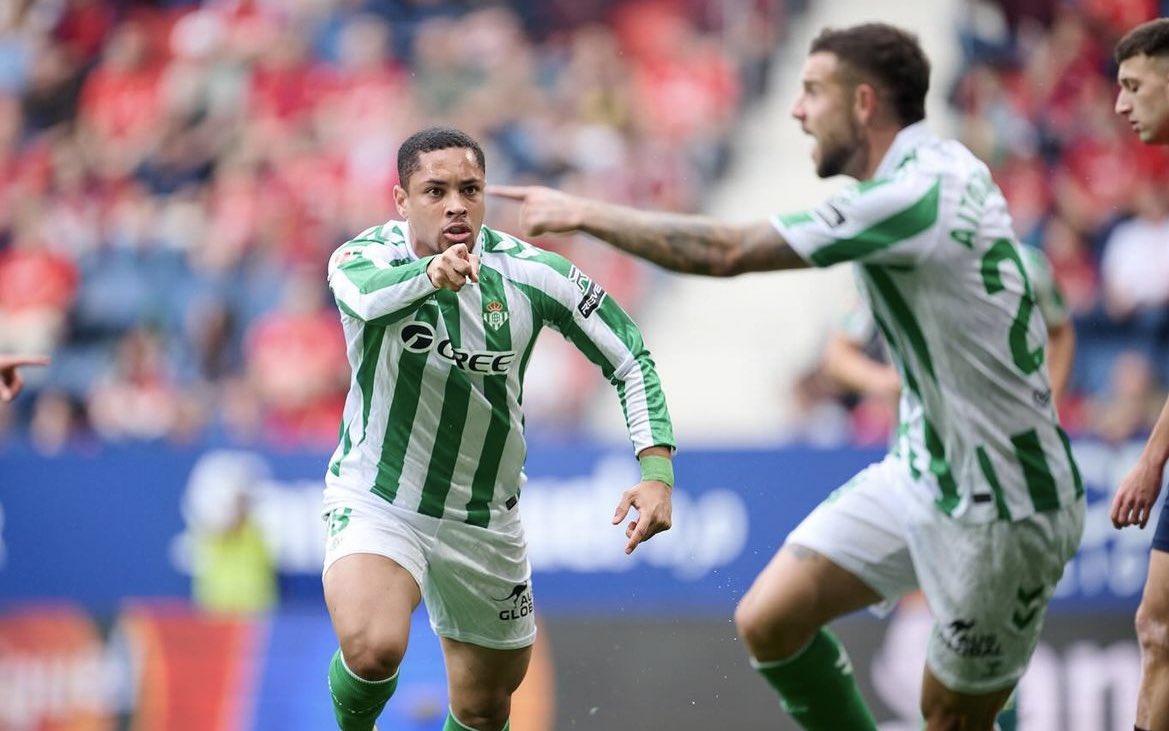 Vitor Roque señala a Ruibal para reconocer su pase mientras Ruibal está señalando a Fornals por el mismo motivo. Meter un gol y que tu reacción natural sea agradecer y reconocer a tu compañero. Es un fotón que dice muchas cosas.