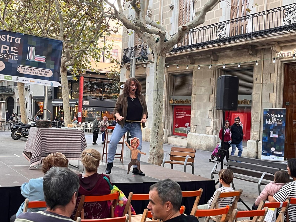 roserserramedin's tweet photo. Ens agrada explicar #latupinamburgaalavinya a casa! 👏👏👏👏
Aquesta tarda a #mostradelllibrepenedesenc a #vilafrancadelpenedès  @CMirgeribert @tupinamburga @antoniabonell @BrinsEdicions @roserserramedin
#Tupinamburga
#lletresmagiques https://t.co/qaUg3JJWmy