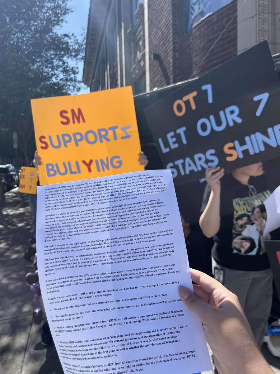 strawberrysoob_'s tweet photo. SERVICE IS SO BAD HERE THE LIVE KEEPS ON CRASHING LA BRIIZE peaceful protest for Seunghan’s return 🫧
DROP TAGS & SPREAD PLS ‼️🫧🫶🏻
#BringBackSeunghan
#RII7E_Or_NONE
#SMSupportsBullying #la #labriize https://t.co/wxv9oIjSh9