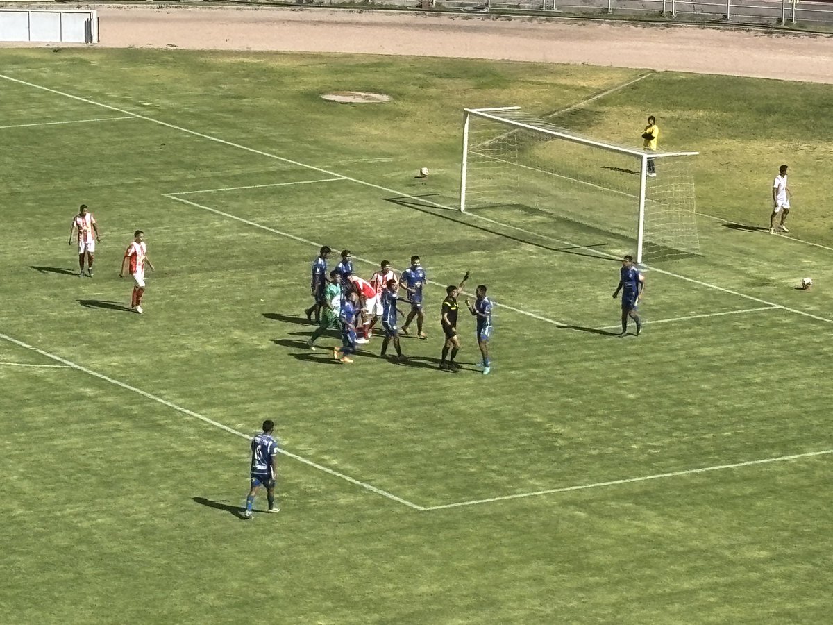 PeruTribuna's tweet image. ¡PENAL PARA NACIONAL!
NAC  2-1 BEN | Jean Pierre Valdivia fue infraccionado en el área de Bentín Tacna Heroica y se cobra penal para Nacional.

📸: @danielfrh11 
#Nacional #Bentín #Arequipa #CopaPerú