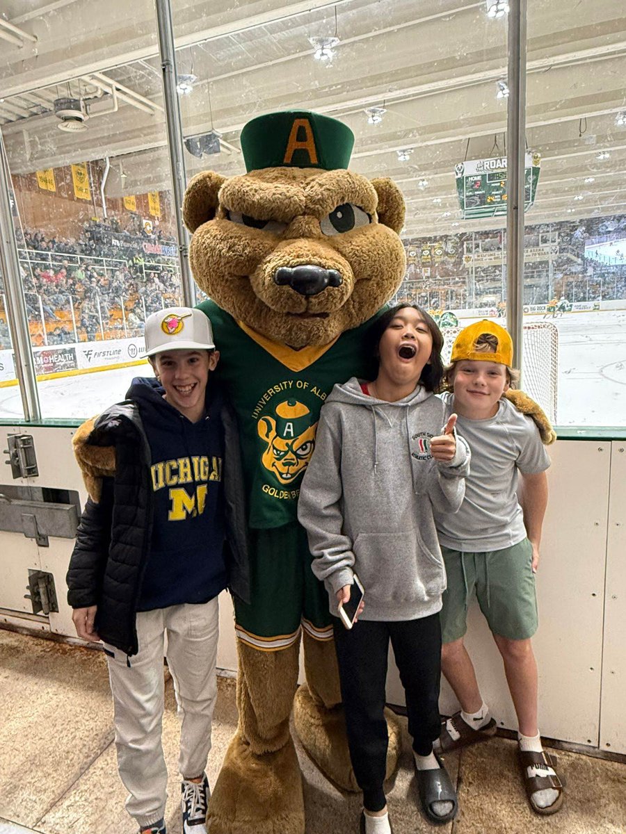 SSAC_U13AAA's tweet photo. Fun night yesterday at the Golden Bears hockey game! https://t.co/uBAT0YXML6
