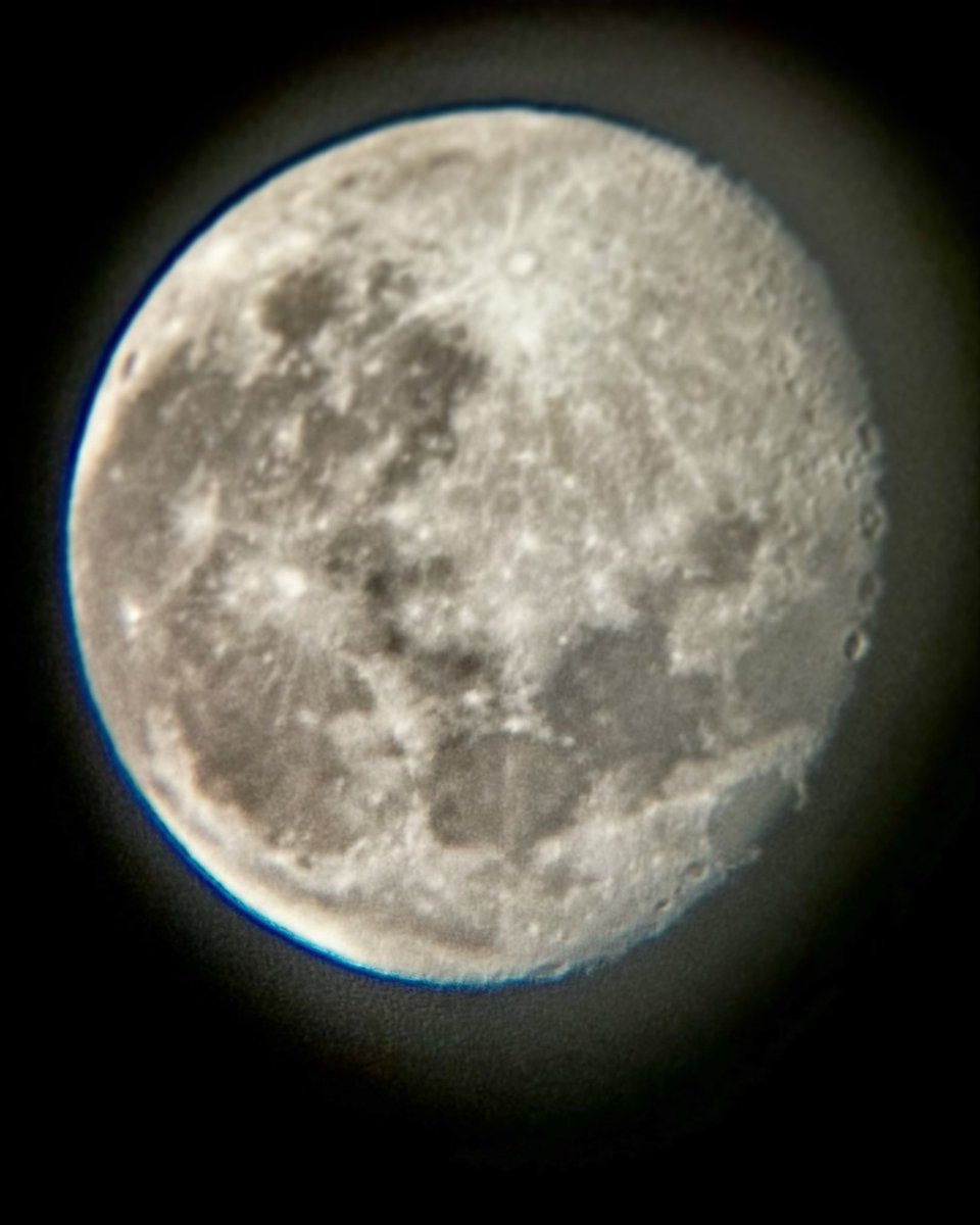Bright moon on a clear London night.

Wobbly phone pointing at an eye piece in a kids telescope through a window in south London.

Not bad…

#moon