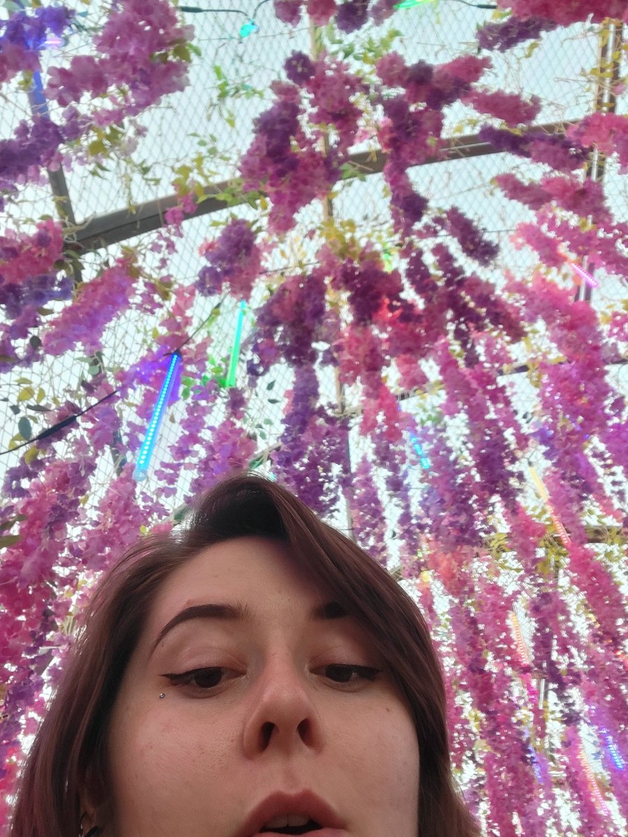 Marmalloww's tweet photo. What would you do with me in the flower tunnel ? 🌸 https://t.co/FFpOx8VsJE