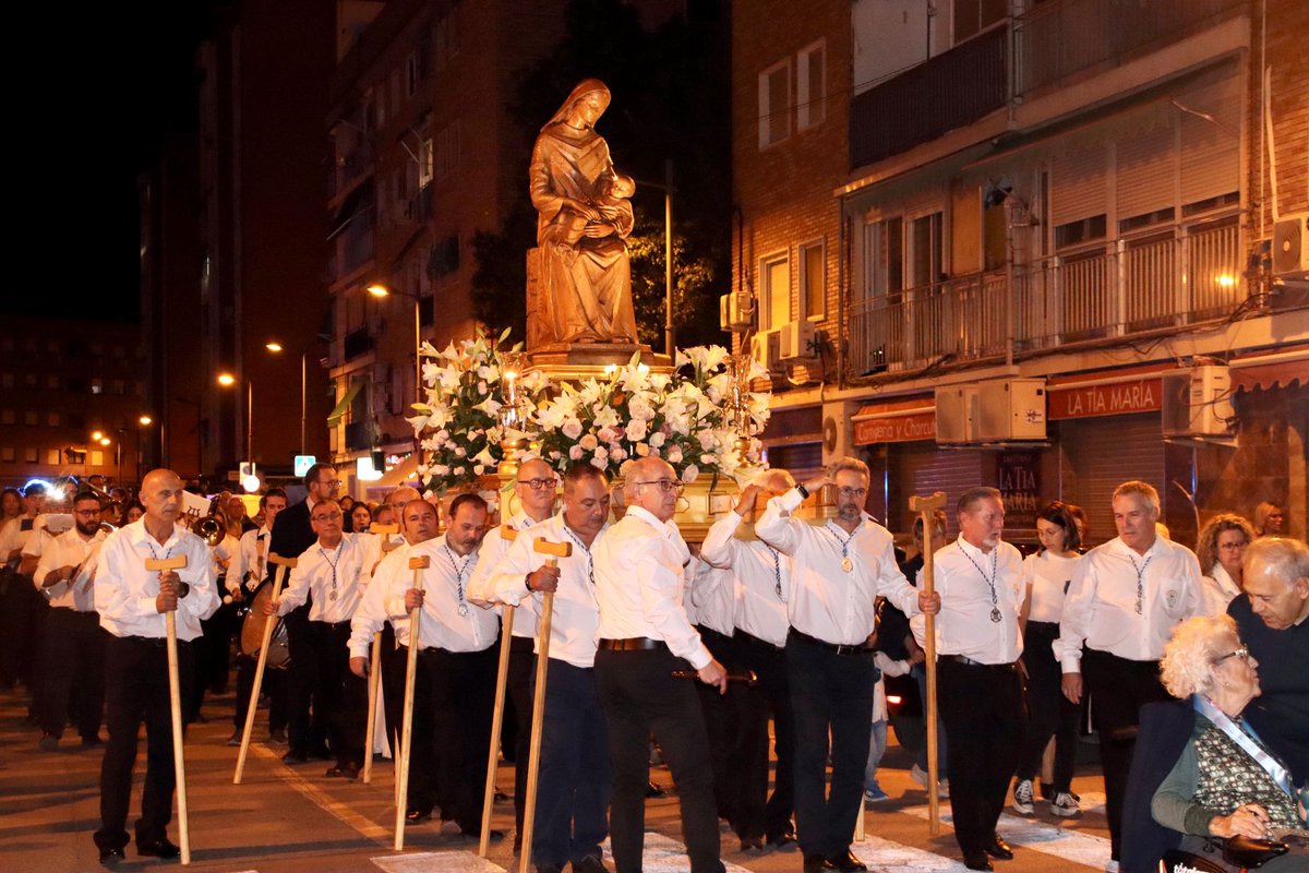 PopularesMurcia's tweet photo. 👉🏼 Nuestro concejal, @Ppguillenparra, ha acompañado hoy a los vecinos del barrio de Santa María de Gracia en la celebración de su tradicional misa y procesión, con motivo de sus Fiestas Patronales. https://t.co/b7Azcn8PKY