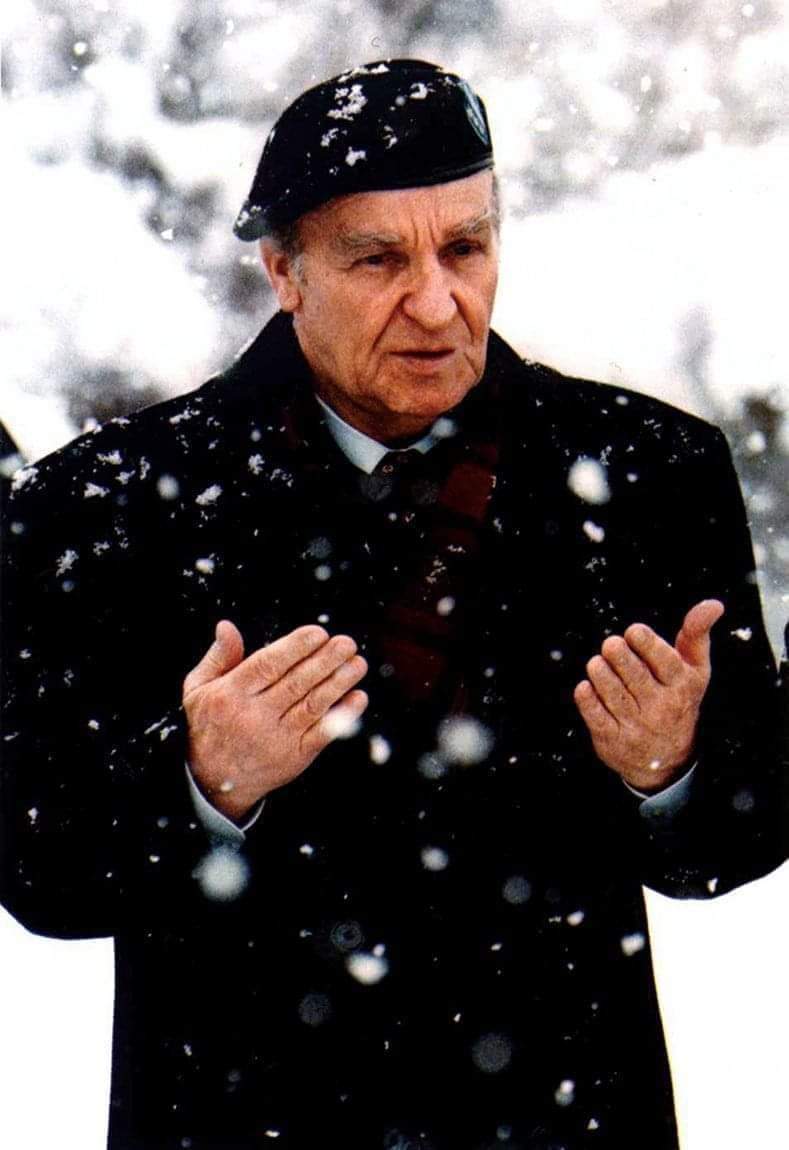 Bosna Hersek 1.Cumhurbaşkanı  Aliya İzzetbegoviç'i vefatının yıl dönümünde saygı ve rahmetle anıyoruz. Kutlu ruhu şad olsun 🇧🇦🇹🇷