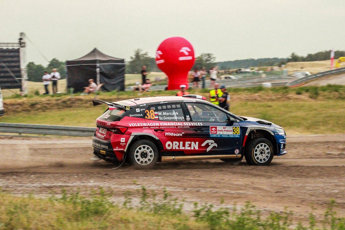 RallyNewsPL1's tweet photo. Pisałem chwilę temu o świetnej formie Polaków z @TeamORLEN w Rajdzie CER, a dokładnie jest tak:
Miko #Marczyk z Gospodarczykiem zajmują P3 w klasie 2, pokonując przy tym załogę Kajetanowicz/Szczepaniak o zaledwie 18.2s
Czekamy na jutro, od rana relacja w @Motowizja
#rallyPL #WRC https://t.co/ciOhS6VxgG