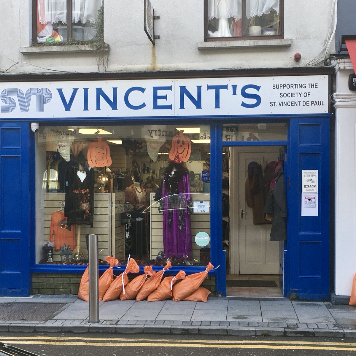 Preparations: pumpkin-coloured sandbags in #Bantry today. 
 
#WestCork #StormAshley #flooding 🌊