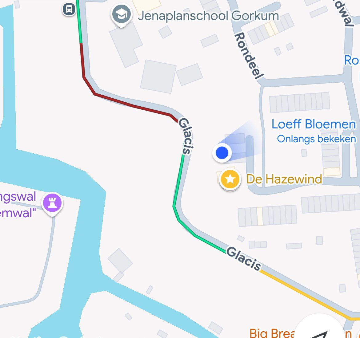 Auto in de sloot bij de Glacis in Gorinchem