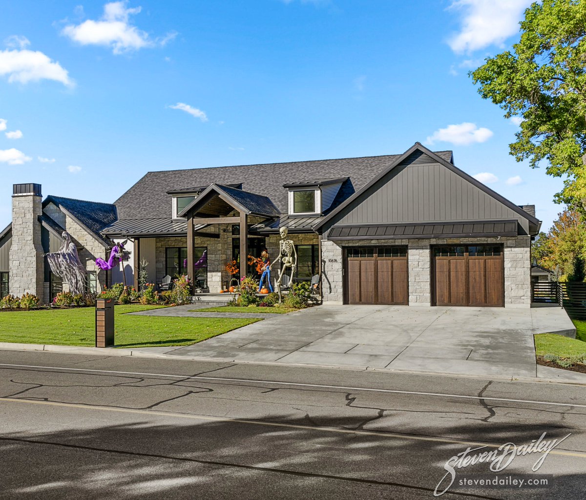 Made of durable steel but designed to look just like wood, our Shoreline doors are a TRICK to the eye, but a TREAT for your curb appeal. 🍬

Discover more: bit.ly/3FCD2rM

📸: Steven Dailey Construction