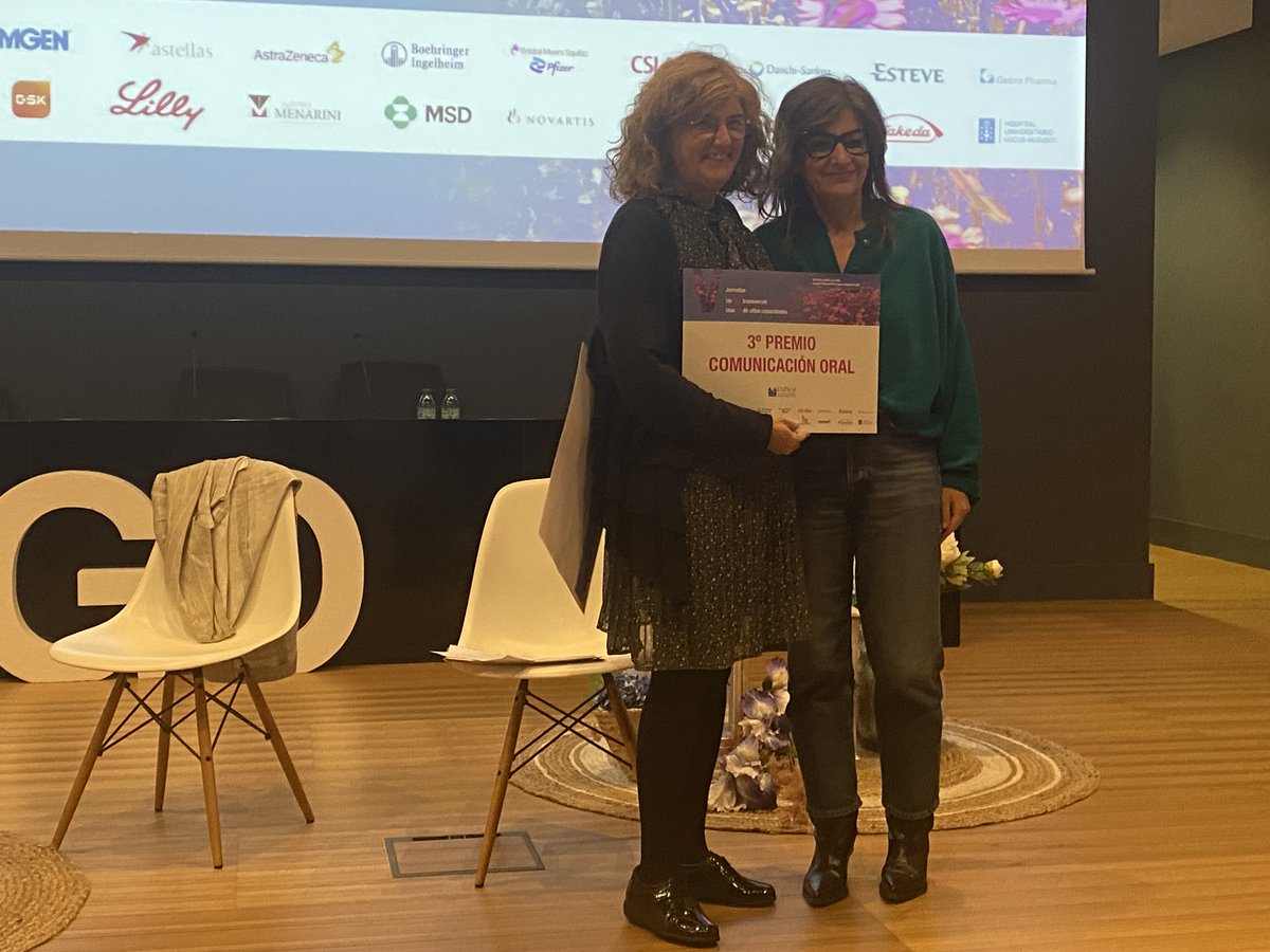 FAPsGal's tweet photo. 3⃣ premio 🥉 Comunicación oral para  🫴 Pilar Riande  #FAP AS Pontevedra, enhorabuena por tu trabajo que sin duda se merece este premio 👏👏❣️
Entrega @carmenregrom #FAP AS Ourense, Verín, O Barco de Valdeorras https://t.co/34ssjsyR9c