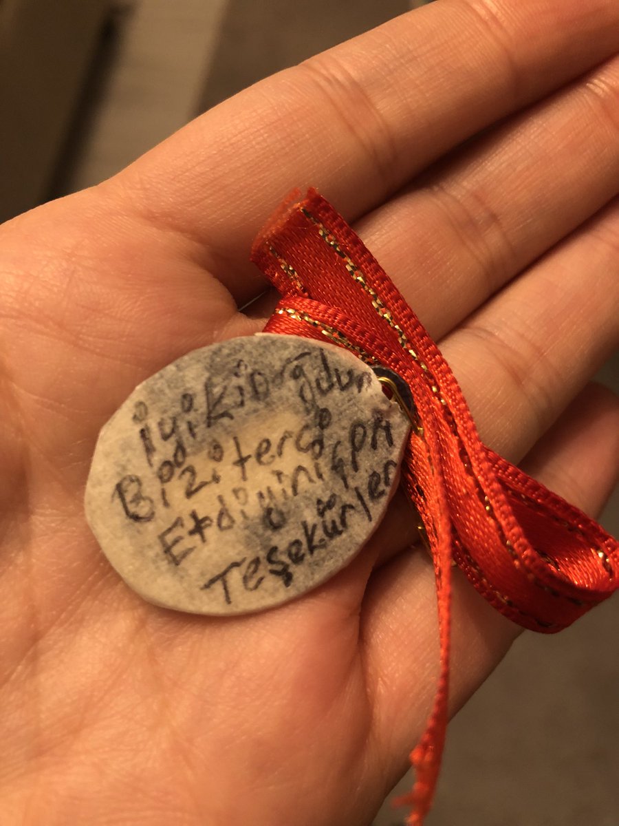 minukenik's tweet photo. Kayınpederimle kayınvalidem bana doğum günü hediyesi gram altın almışlar, bi de arkasına yazıklarına bakın🥹 https://t.co/Bdt3ZBXDHk