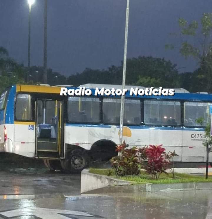 motor_radio's tweet photo. O ônibus da empresa Redentor carro C47546 soltou o eixo traseiro. Sem informações sobre feridos. https://t.co/b38KDmYSGE