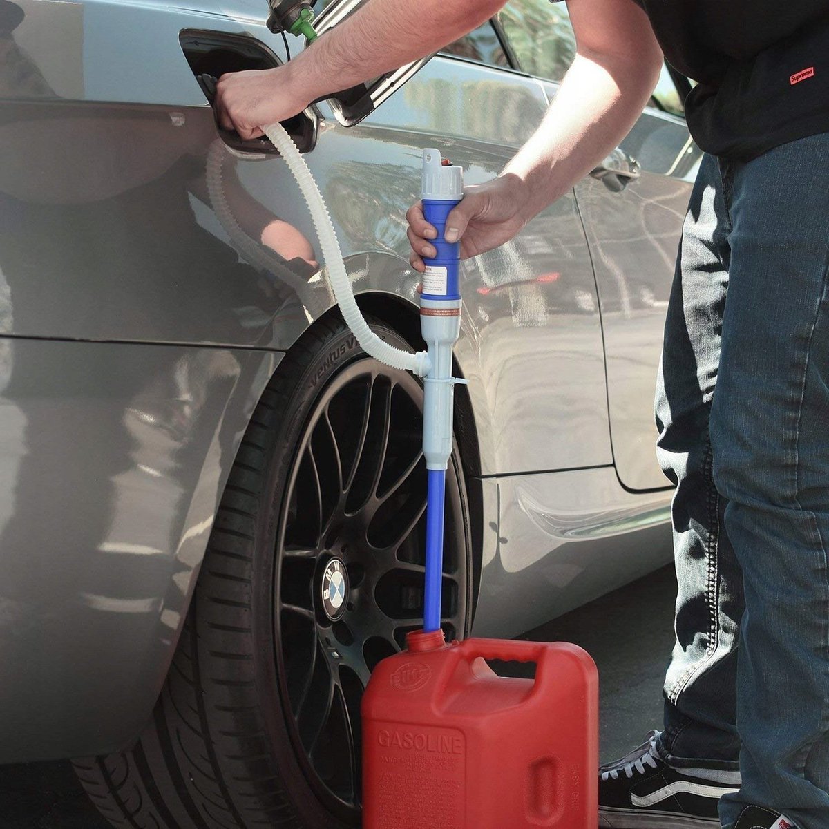 UnicunShop's tweet image. Say goodbye to stranded cars &amp;amp; messy fuel transfers 👋  This battery-powered liquid pump siphons gas, water, oil &amp;amp; more! 🙌 No electricity needed, just pop in some batteries &amp;amp; you're good to go. Get yours now: unicun.com/product/batter… #DIY #LifeHacks #CarEssentials 🧰🚗