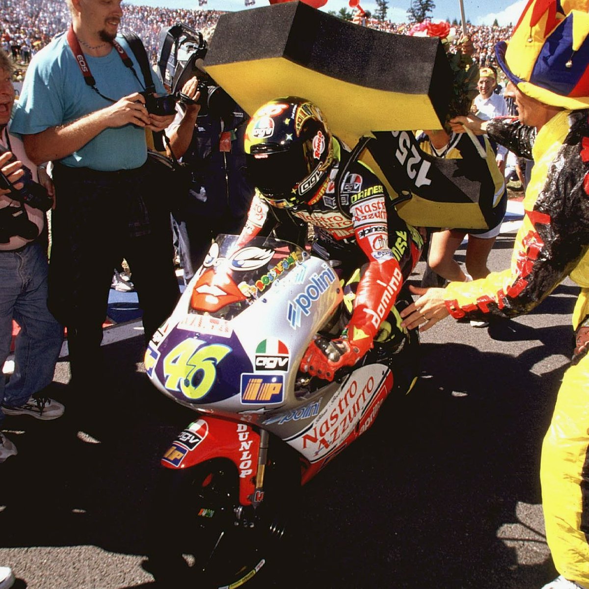 Swinxy's tweet photo. 🚨 HISTÓRICO 🚨

David Alonso iguala el récord histórico de victorias en una temporada en la categoría ligera: las 11 de Valentino Rossi en 125cc en 1997.