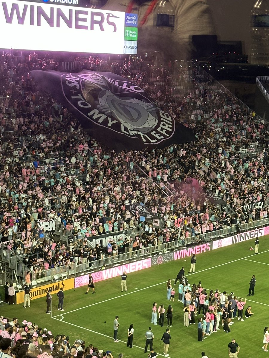 Awesome, creative, and so on-brand.

La Familia celebrates the Supporters’ Shield by unfurling a tifo.

It reads, “Say Hello to My Little Friend” with Tony Montana/Scarface holding up the trophy.

#InterMiamiCF #Messi𓃵