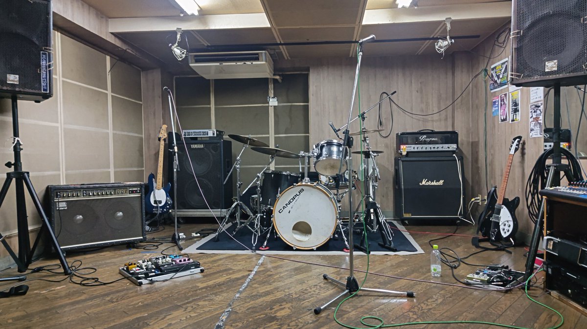 SatoshiTheThird's tweet photo. 昨夜は天王町スタジオオリーブにて楽しい一夜を過ごしました。
みつさん誕生日おめでとうございます。
オリーブの雰囲気が半端なく良くてバンドって楽しいなと思える1日でした。
#hidane
#二人BAKINGPOWDER
#さとし
#砂上の楼閣
#table
#mosimo https://t.co/7yaQbRlE9k
