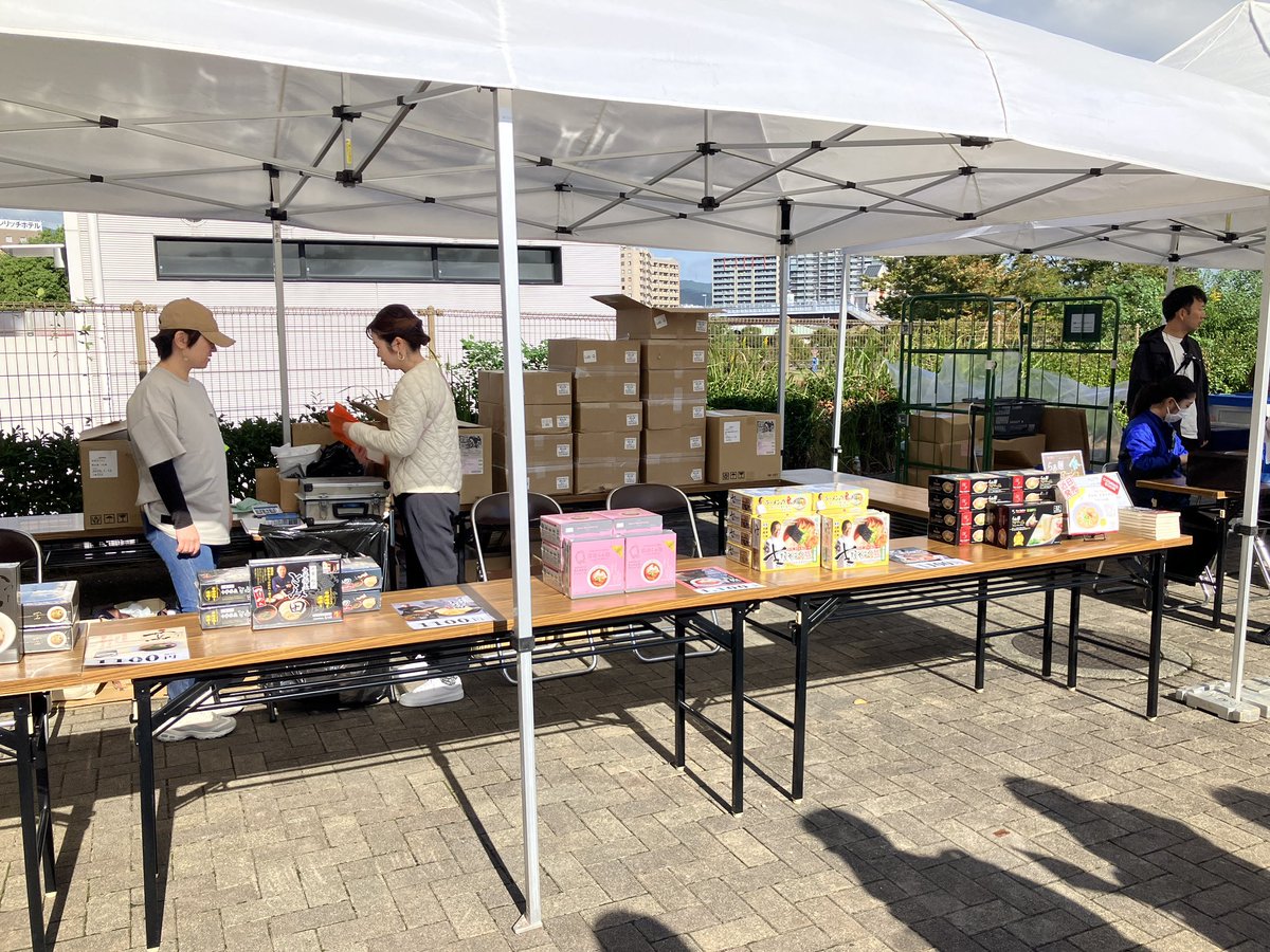 ／
富永です🍜
＼
8時半発売のチケットをゲットして開場前。友達と前から５番目🤣
9時にはもうこんなに並んでてビックリ‼️
何から食べようか作戦会議中📝<a href="/PREMIUMRAMENFES/">THE PREMIUM らぁ麺 FESTA</a> 

#駅前不動産スタジアム #RKBラジオ #鳥栖市