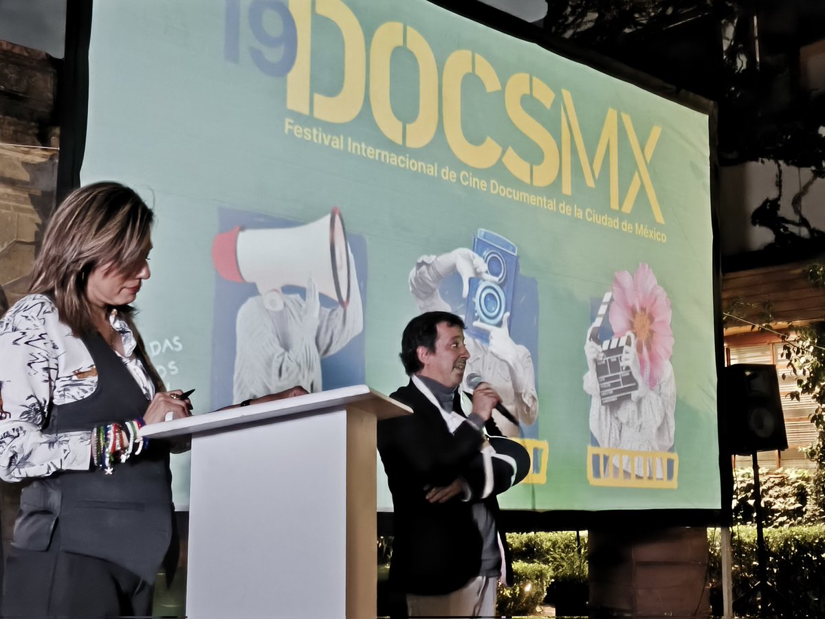 DocsMX's tweet photo. Detrás y al frente del espejo nos reconocemos en estas películas, realidades poderosas y contundentes - @IntiCordera.
Comienza la ceremonia de premiación del #19DocsMX. https://t.co/v26VAnqaGt