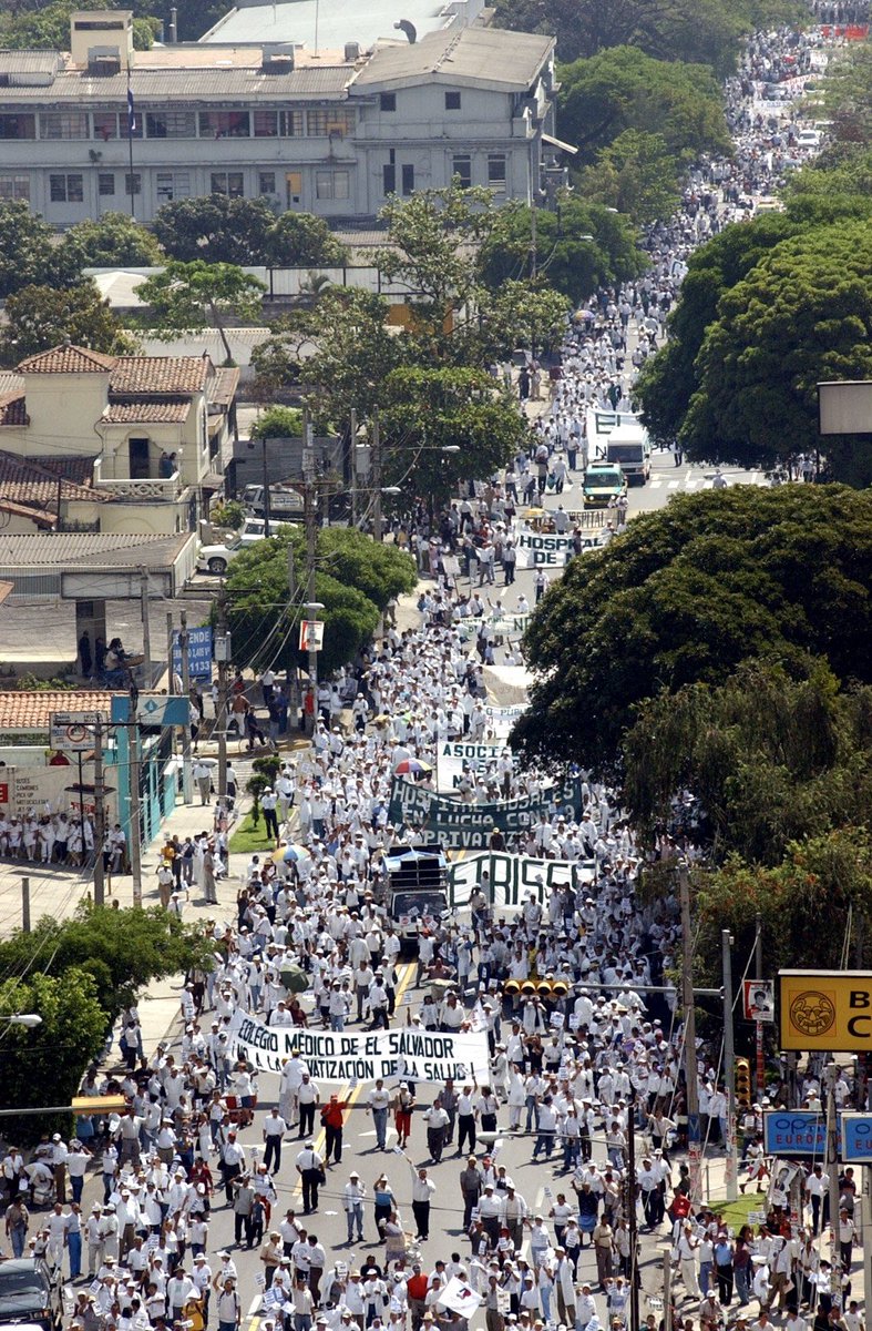 lissettelemusSV's tweet photo. La historia es cíclica, si no se resuelven los problemas sociales. 

La primera foto la tomé en 2003 desde un helicóptero con un lente 70 mm y una DSLR 

La segunda imagen la tomé hoy desde una pasarela con un lente 50 mm y una Mirrorless. 

#fotoperiodismo https://t.co/wn7Pl9XHWv