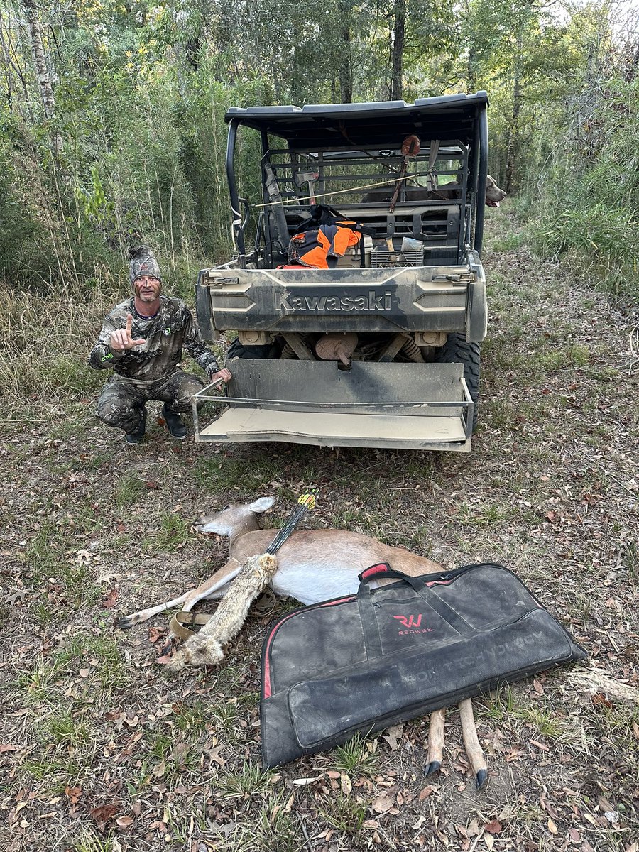 realbenmcdonald's tweet photo. Twas a good afternoon….crossed paths with a browned eyed girl early….plenty time to get back and watch @LSUfootball take on @RazorbackFB #whatgetsyououtdoors #bowhunt #doepatrol #browneyedgirl #realtreecamo #realtreelife https://t.co/AN4PnXuRQ5