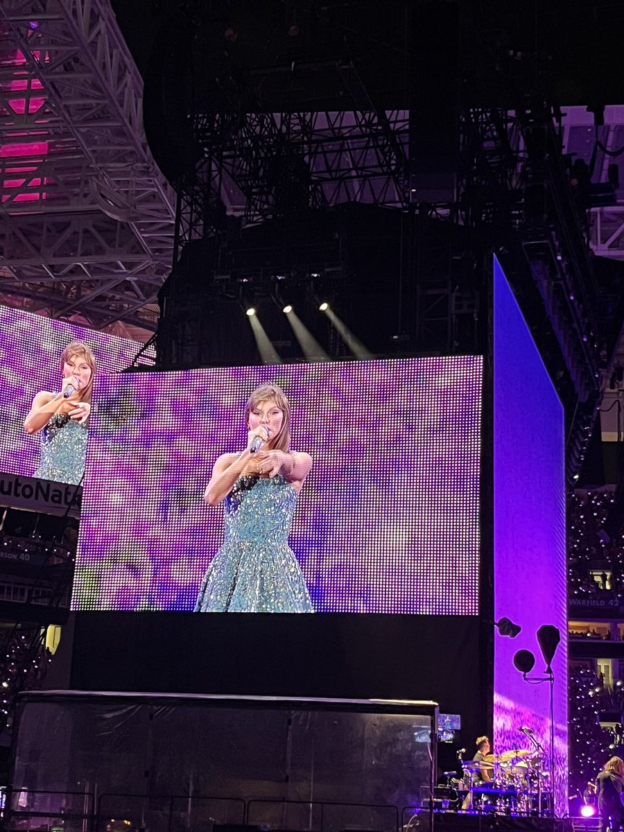 lovedulesshard's tweet photo. speak now dress https://t.co/PXt4cW2z9I