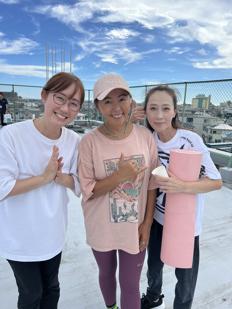 emi_wako's tweet photo. #ことぶき町マーケット2024 

女優 #田中律子 さんのヨガ教室も開催されていて参加しました♡
青空の下での #ヨガ 
気持ちよかった〜最後寝そうに…笑

写真右側は #DiningNICO オーナー✨
すごい久しぶりに偶然にお会いして嬉しかった〜
お店行かなきゃ〜����

#記念写真　
#株式会社古川 
#フルパワーZ https://t.co/21lqNfwtYV