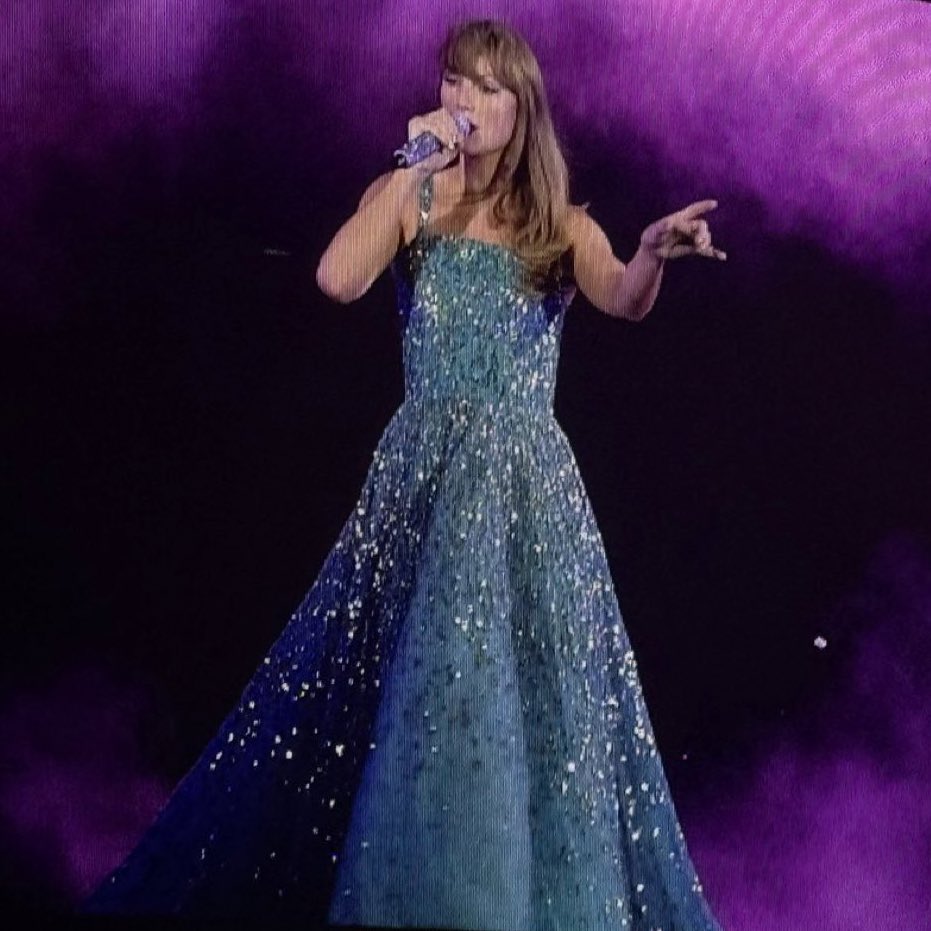 tswifterastour's tweet image. 🚨| TAYLOR SWIFT STUNS IN BRAND NEW DRESS FOR THE "SPEAK NOW" ERA AT TODAY'S SHOW! #MiamiTSTheErasTour