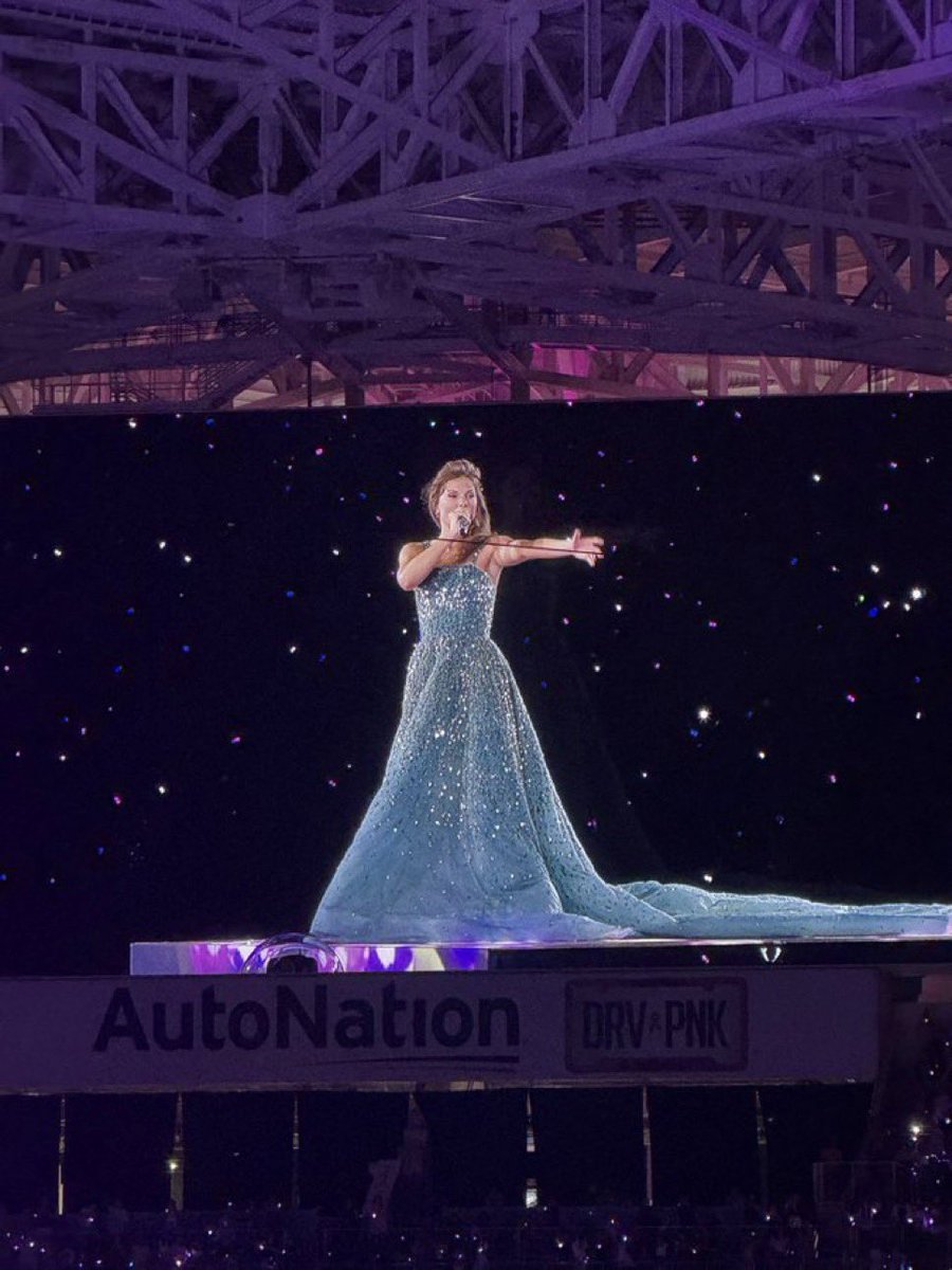 TSUpdating's tweet photo. 🚨| Taylor Swift's stuns in a NEW speak now dress at tonight's show! https://t.co/fZ4TmRrQjG