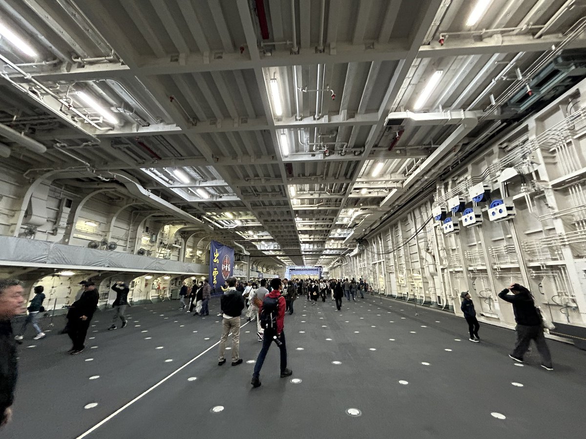 maruiiuram's tweet photo. F-35Bがここに並ぶわけね　
#横須賀地方総監部 
#DDH183 
#オータムフェスタ https://t.co/fvjuNvVmsG