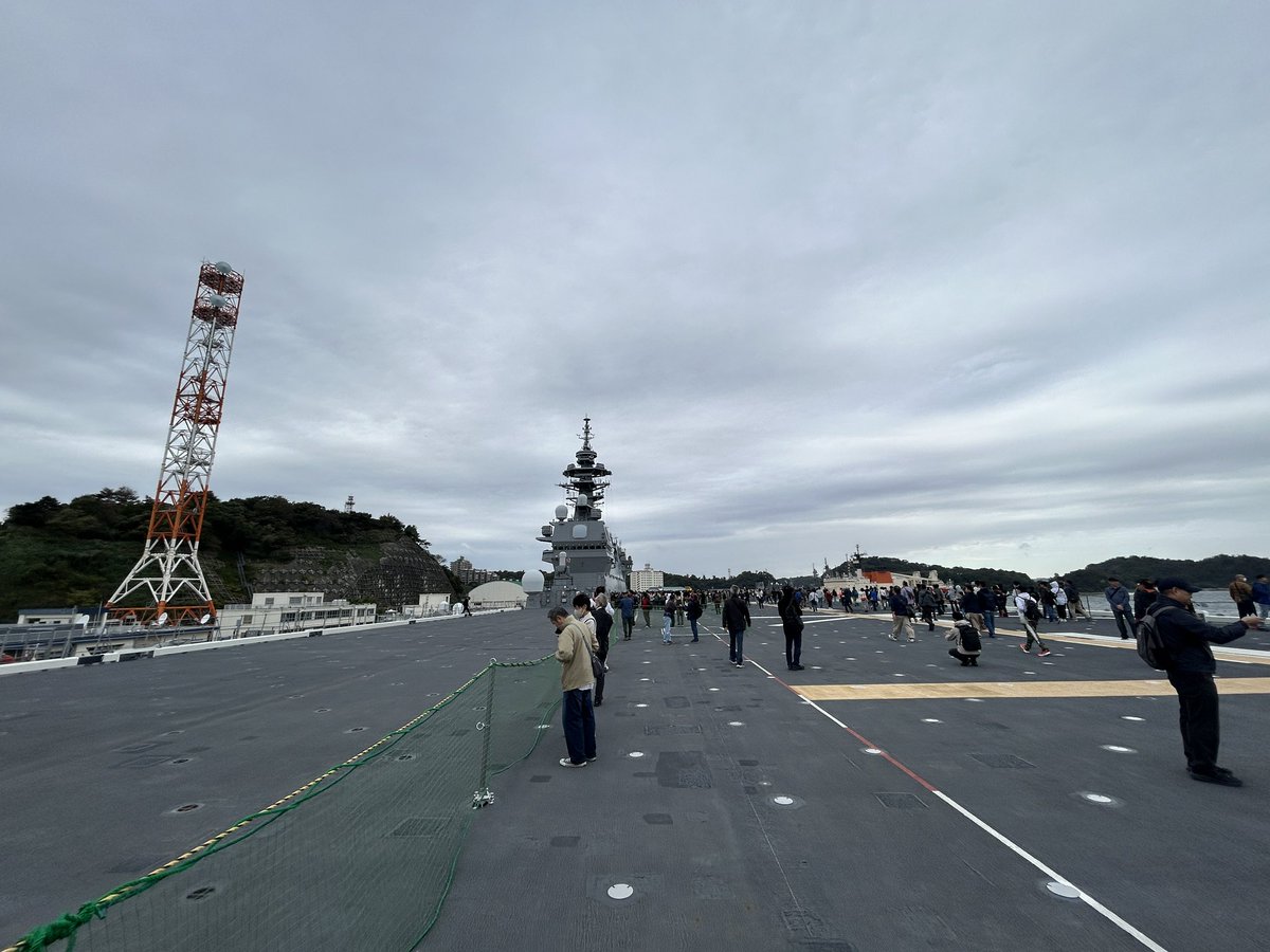 maruiiuram's tweet photo. F-35Bがここに並ぶわけね　
#横須賀地方総監部 
#DDH183 
#オータムフェスタ https://t.co/fvjuNvVmsG