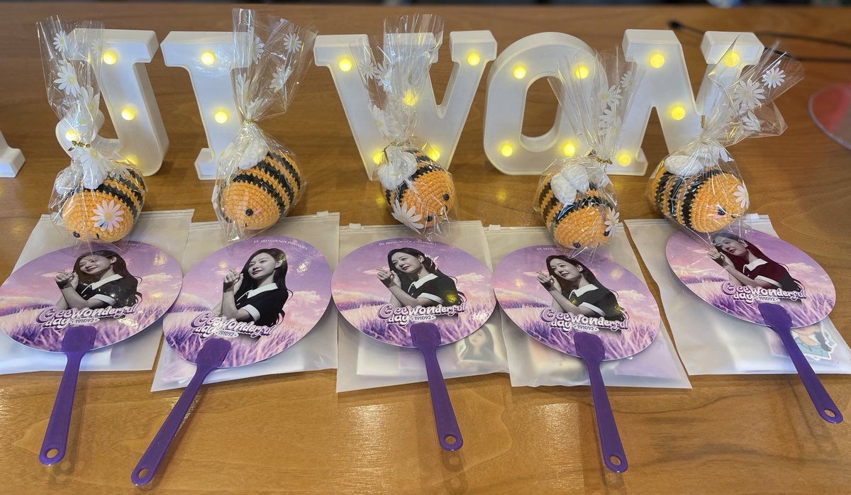 특전은 1인당 1세트 구입 가능
재고수량 하루에 50세트
1세트:
• 쿠키 1개
• 홀로그램 포카 2개 랜덤
• 종이컵 1개
• 부채 1개
• 꿀벌지원 그립톡 1개
• 꿀벌아크릴 키링 1개
• 글리터 스티커 2개
• 글리터 스티커 세트 1개

재고수량 하루에 30세트
• 꿀벌니트 키링 #LaBeeBee

🎁게임을