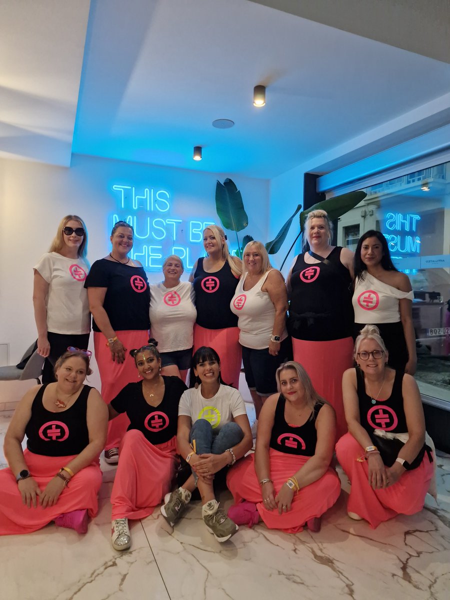 kreena79's tweet photo. I can totally confirm that we did not look this good approximately 1 minute into the gig! But at least  we have the memories. Amazing night @GaryBarlow @OfficialMarkO . Thank you!!! @HussAtty @Shabs__ @pacino47 @walkietalkiekc @TheClareyP @gem15xx https://t.co/RR0LfAzDrn