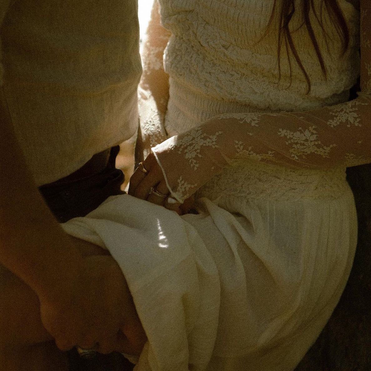 luz_kaa_'s tweet photo. Romance guardaespaldas:

—De mi parte, hacia ti, hay lealtad, pero, más allá de eso, hay pertenencia y créeme cuando te digo que yo no jodo, ni dejo que jodan lo mío. Así que sin más, sácate de la cabeza que yo podría sentirme intimidado o rebasado por tus demonios o tus miedos. https://t.co/3XJP8jxSow