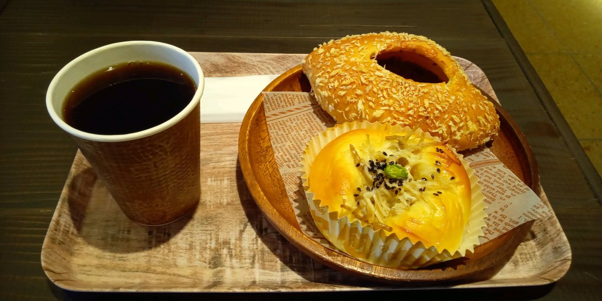 mashirorenda's tweet photo. 奈良県　西ノ京
パン工房・カフェ　PAS S PAS

鶏ひき肉のキーマカレーパン
ムッシュ・ド・ゴボウ

キーマカレーパンは、中のキーマカレーとパンのザクザク感が新鮮でした。

ムッシュ・ド・ゴボウは、中までしっかりゴボウ。

美味しかったです。

#ましろの食べ歩き https://t.co/W5HYjVs5Uc