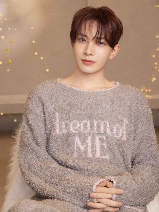 Wrapped in cozy charm, I embodies pure comfort with a PJ's sweater, perfect for a serene and dreamy night in.