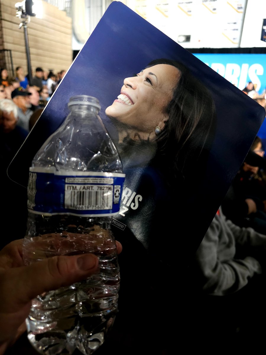 schachin's tweet image. 🔥 At the @BarackObama rally for @KamalaHarris and you know what? No one&apos;s passing out because our party pays for air conditioning, fans, and water 😜

And they have cranked up the AC!

(It is a little warm but that&apos;s just because there&apos;s so many people!)

@KamalaHQ 

#DemCast…