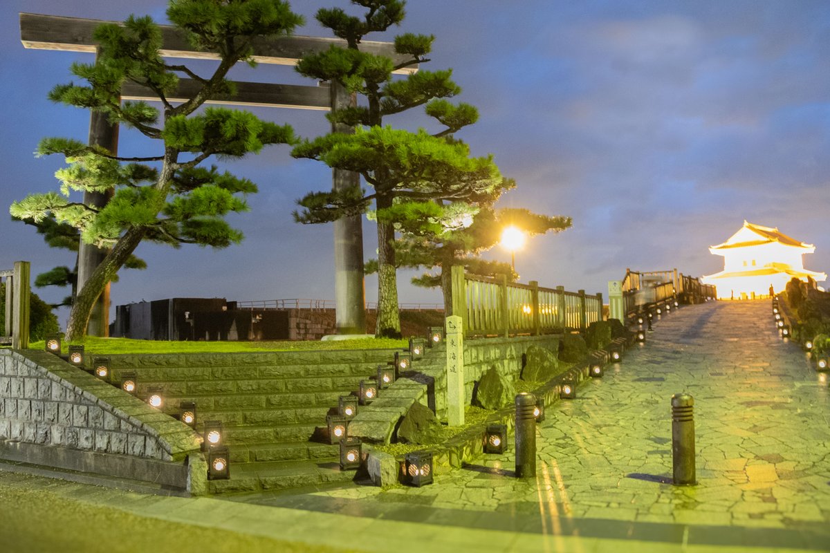 灯街道・桑名宿として、七里の渡し沿いに桑名の鋳物を使った灯籠が約