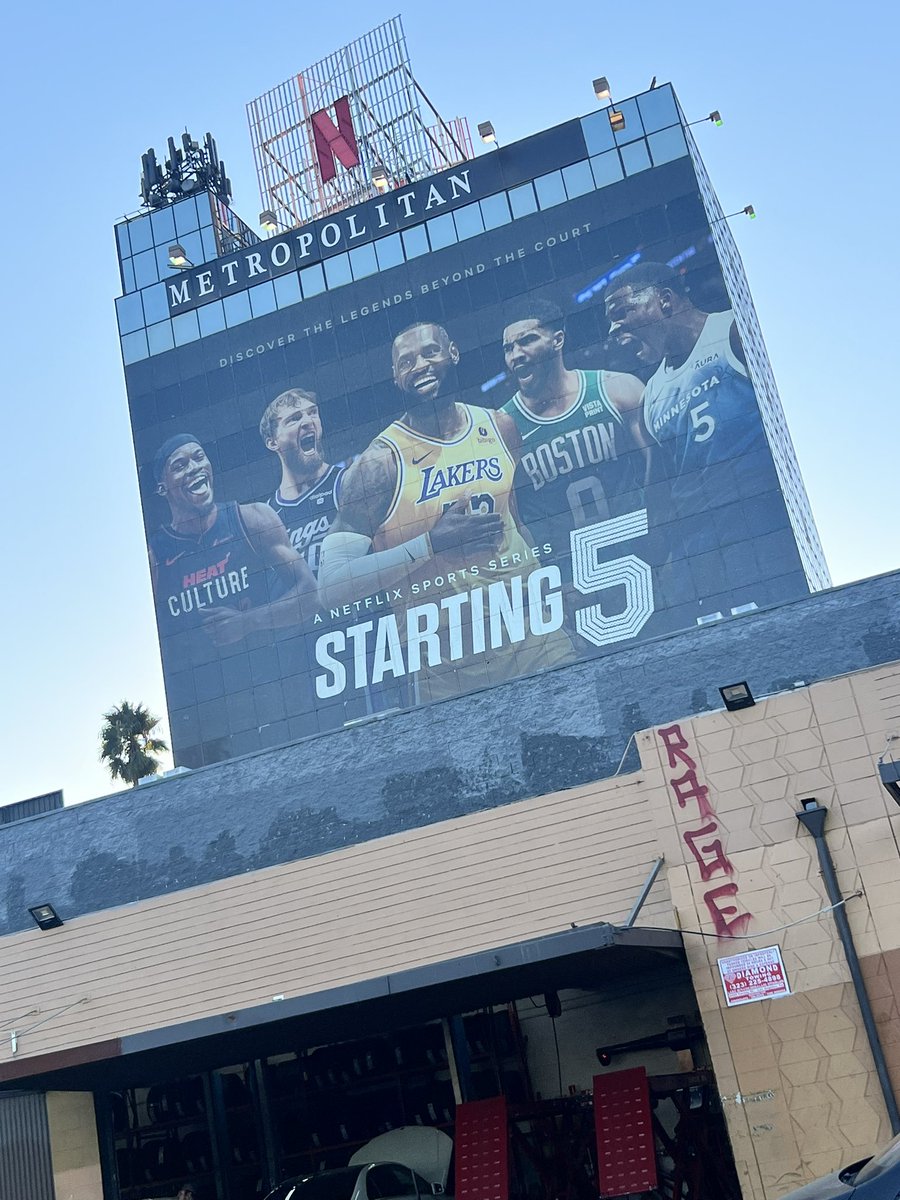 yaboychizzy's tweet image. got a song on here that i produced with the squad called “Do It Bigger” 🎹✍🏾 @netflix @uninterrupted #Starting5