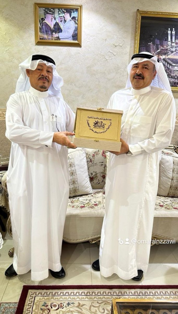 alula_media's tweet photo. إبن #الزمن_الجميل
في #العلا_زمن_الطيبين
صديقنا سعادة العميد متقاعد
من قطاعي الشرطة والمرور بمنطقة المدينة المنورة عمر حماد النزاوي
يحتفي ويشكر من خلال كلمة ضافية رقيقة فريق تزاور الاجتماعي من أبناء العلا في طيبة الطيبة
على زيارتهم وتكريمهم له في منزله العامر https://t.co/nAtuoOY9PT