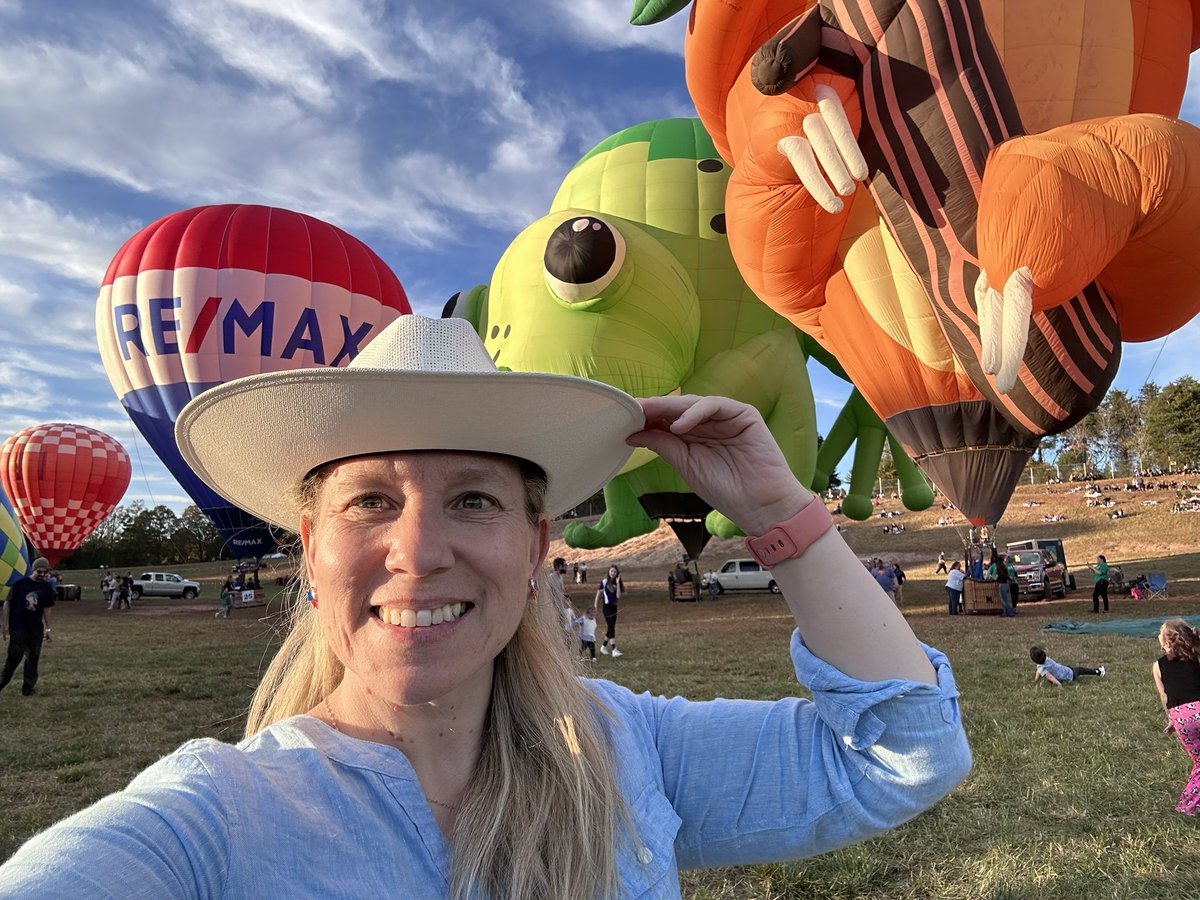 IsaTeacher2026's tweet photo. 🎡🪂 A big loud applause to the 49th Annual Carolina Balloon Fest, Troutman NC. Another Amazing US Cultural Experience 🌎🇺🇸#UnitingOurworld @ParticipateLrng #balloonfest #fallbreak @MGSDschools https://t.co/yMr9CJUBqf