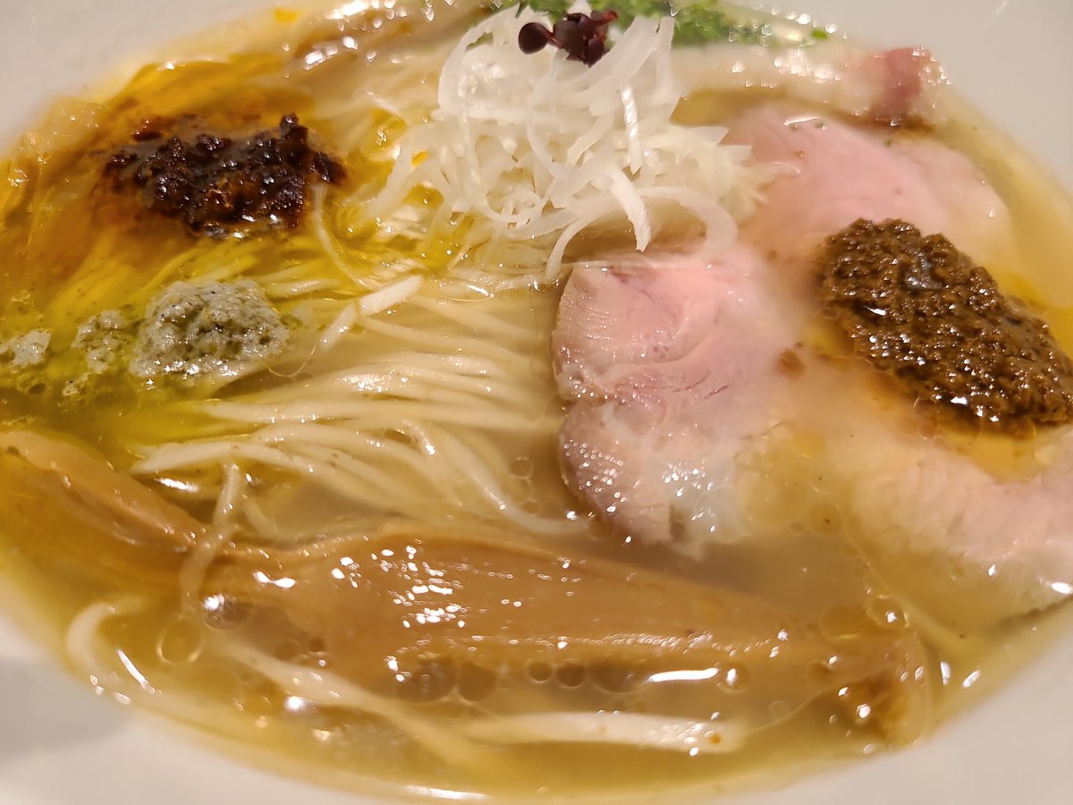 omune's tweet photo. ミシュランで星を連続獲得する人気店「金色不如帰」。��日祝が休みということで諦めてましたが、ある日近くに来たら、何とたった5分で入れました。
◆蛤と鯛の塩そば
スープはまず魚介出汁、あとから蛤がぐわっと来ます。トリュフなど3種のペーストを溶かしながら、味変を楽しめました。
#金色不如帰 https://t.co/MfKTQEKno6