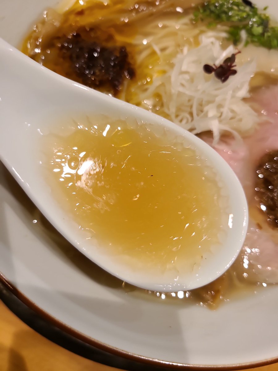 omune's tweet photo. ミシュランで星を連続獲得する人気店「金色不如帰」。��日祝が休みということで諦めてましたが、ある日近くに来たら、何とたった5分で入れました。
◆蛤と鯛の塩そば
スープはまず魚介出汁、あとから蛤がぐわっと来ます。トリュフなど3種のペーストを溶かしながら、味変を楽しめました。
#金色不如帰 https://t.co/MfKTQEKno6