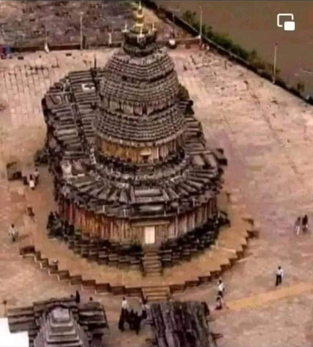 GameOfRajasthan's tweet photo. विद्याशंकर मंदिर -चिकमंगलूर, कर्नाटक
इस मंदिर में बारह खंबे हैं, जिन पर सुबह के वक्त सूर्य की किरणें पड़ती हैं। लेकिन अचरज की बात ये है, कि हिंदू वर्ष के अनुसार जो महीना चल रहा होता है उसी नंबर के खंबे पर सूर्य की किरण पड़ती है और महीना बदलते ही उससे अगले वाले खंबे पर अगले एक महीने तक सूर्य किरण पड़ती  है.....
ऐसी इंजिनियरिंग का प्रयोग करने वाले हमारे पूर्वजों के बारे में हमें कुछ नही पढ़ाया गया, बल्कि जो हमारे देश को लूटने आए थे और जिन्होने हमारे ऐसे ही अद्भुत वास्तुकला से भरपूर हजारों मंदिरों को गिरा दिया , उन आक्रांताओं की महिमा मंडन करती हुई पुस्तकें हमें हमें पढाई जा रही हैंं।
